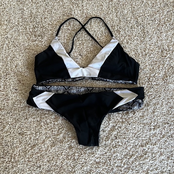 Cupshe reversible bikini - Picture 2 of 2